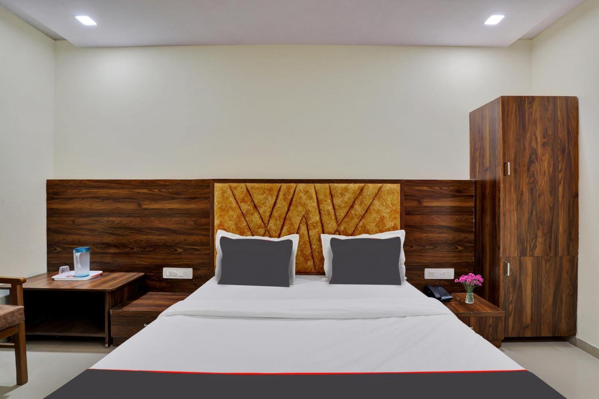 Hotel O Neelkamal Ахмедабад Екстериор снимка